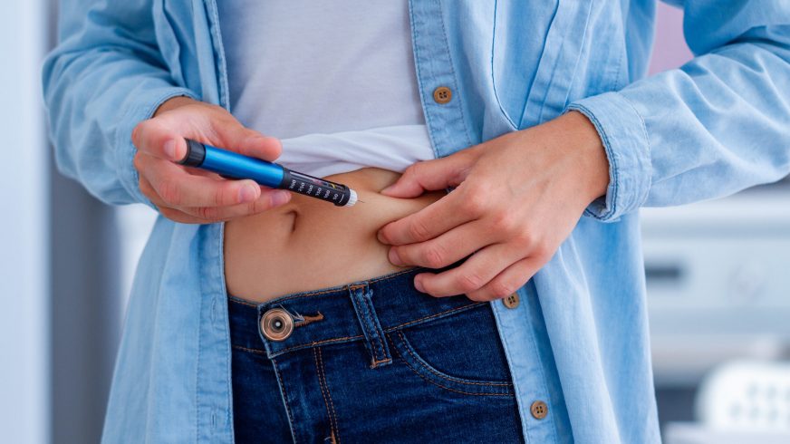 A diabetic patient makes an insulin injection with insulin pen at home.